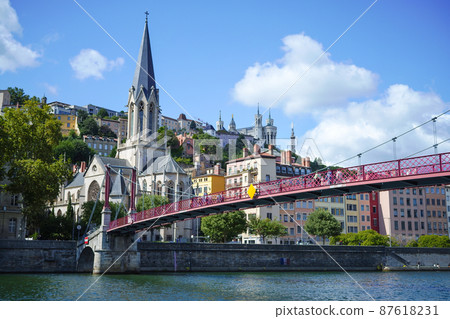 Scenery of the old town of Lyon over the river Saone (Lyon, France) 87618231