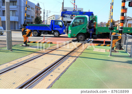 穿過鐵路道口的藍色和綠色卡車 穿過鐵路道口的藍色和綠色卡車 87618899