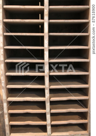 Old document box that can be sorted 87618900