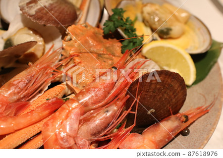 裝滿新鮮海鮮的盤子 87618976