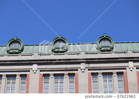 Scenery where you can see the blue sky and Western-style architecture 87622962