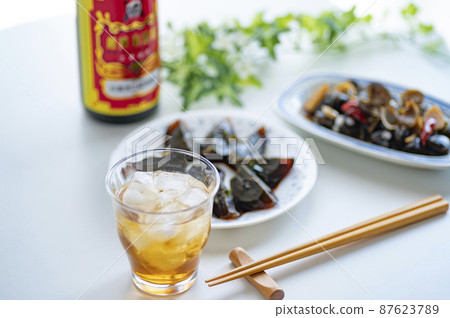 中國菜開胃菜Petan和紹興酒，用於醬油醃蛤蜊 87623789