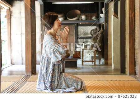 Ryukyu old folk house homecoming home old folk house Buddhist altar prayer memorial service 87625028