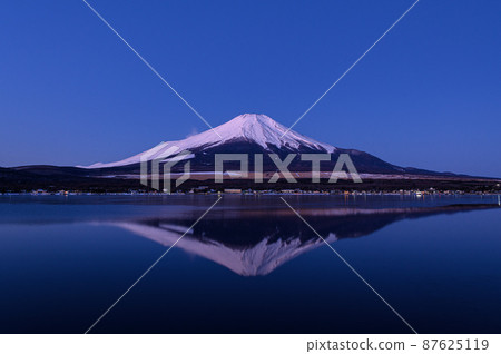 (Yamanashi Prefecture) Early morning Lake Yamanaka, cold sky and upside-down view of Mt. Fuji 87625119