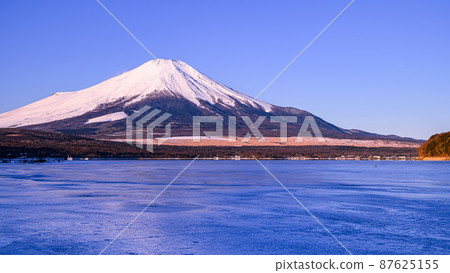 (山梨縣)清晨的山中湖/凍湖和富士山 (山梨縣)清晨的山中湖/凍湖和富士山 87625155