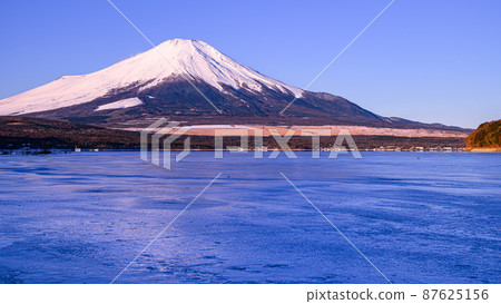 (山梨縣)清晨的山中湖/凍湖和富士山 (山梨縣)清晨的山中湖/凍湖和富士山 87625156
