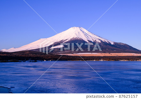 (Yamanashi Prefecture) Lake Yamanaka / Frozen Lake and Mt. Fuji in the early morning 87625157