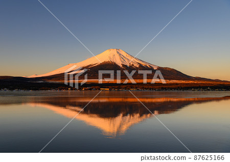 (Yamanashi Prefecture) A spectacular view of Lake Yamanaka and upside-down red Fuji in the early morning (Yamanashi Prefecture) A spectacular view of Lake Yamanaka and upside-down red Fuji in the early morning 87625166