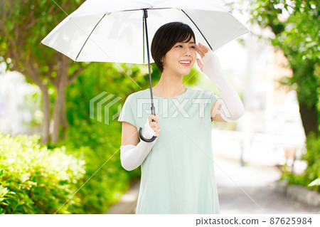Parasol arm cover young woman 87625984