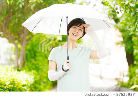 陽傘臂罩年輕女子 陽傘臂罩年輕女子 87625987