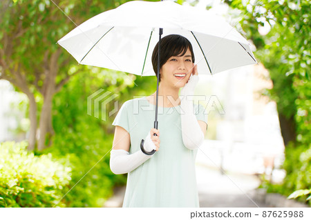 陽傘臂罩年輕女子 陽傘臂罩年輕女子 87625988