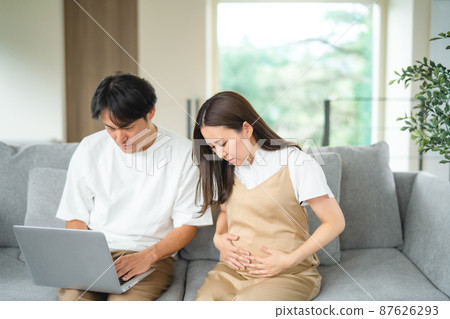 A man looking for a hospital for pregnant women just before giving birth 87626293
