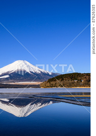 (Yamanashi Prefecture) Upside-down Fuji / Yamanakako reflected in the clear sky and lake surface (Yamanashi Prefecture) Upside-down Fuji / Yamanakako reflected in the clear sky and lake surface 87626385