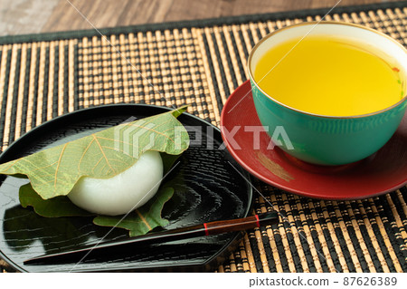 Kashiwa cake and tea 87626389