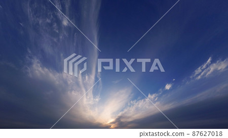 Evening sky with cirrus clouds spreading radially ・ Winter ・ Spring ・ Super wide angle ・ 220307pm ・ Sky main 87627018