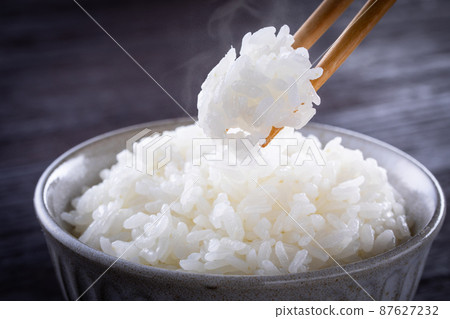 Freshly cooked rice 87627232