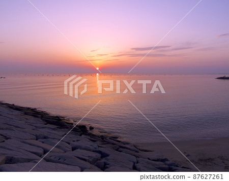 許多浮標漂浮在遠處的林崎松江海岸日落和海藻農場/兵庫縣明石市 87627261