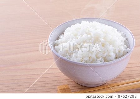 新鮮煮熟的米飯 87627298
