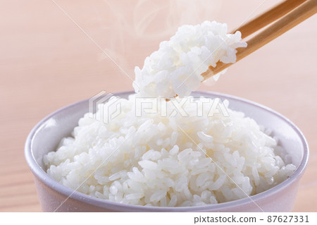 新鮮煮熟的米飯 87627331