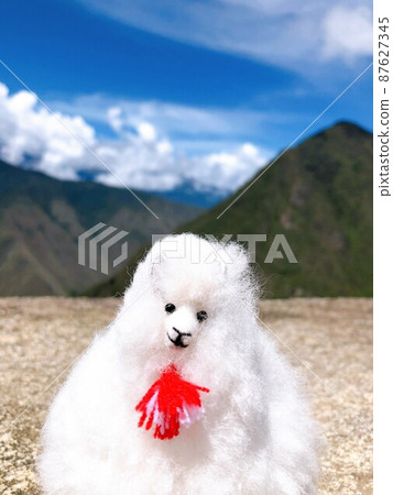 【秘魯】馬丘比丘遺址：白羊駝公仔在美麗的山巒和藍天的映襯下拍照留念 87627345