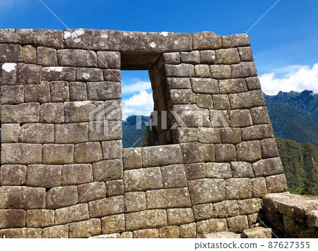 [秘魯] 馬丘比丘遺址：透過磚石看到的美麗山景 87627355