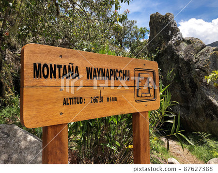 【秘魯】馬丘比丘遺址:Mt. Huayna Picchu 山道上的山名和海拔信息牌 【秘魯】馬丘比丘遺址:Mt. Huayna Picchu 山道上的山名和海拔信息牌 87627388
