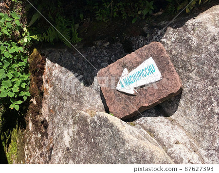 【秘魯】馬丘比丘遺址:“MACHU PICCHU”信息板放置在瓦伊納比丘山小道的岩石上 【秘魯】馬丘比丘遺址:“MACHU PICCHU”信息板放置在瓦伊納比丘山小道的岩石上 87627393