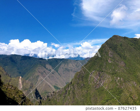 [Peru] Beautiful mountains and blue sky seen from Machu Picchu ruins 87627435