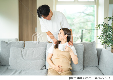 孕婦和男性 87627823