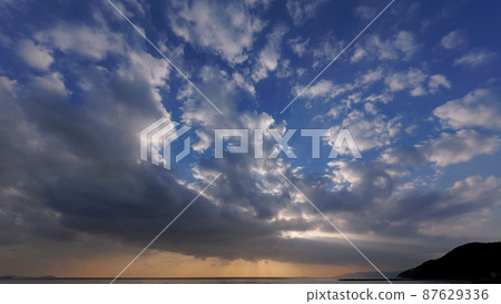 強大的雲彩和動態的光晚上天空，超廣角，220126pm，天空主 87629336