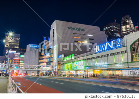 新宿站南口夜景 87630115