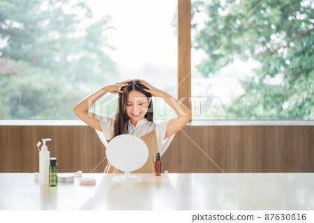 使用美髮產品的女性（頭部按摩） 87630816