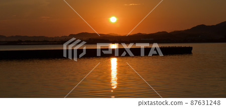 從長門市伊上海濱公園看到的朝日 87631248