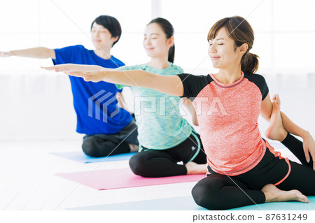 瑜伽健身運動健身房女人行使 87631249