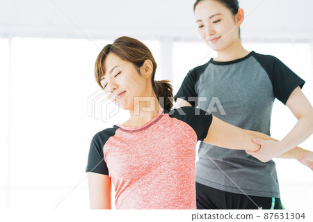 Massage Body Chiropractic Female Patient 87631304