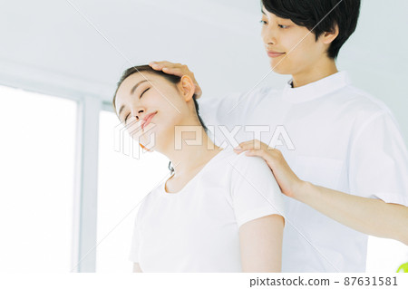 Massage Body Chiropractic Female Patient Massage Body Chiropractic Female Patient 87631581
