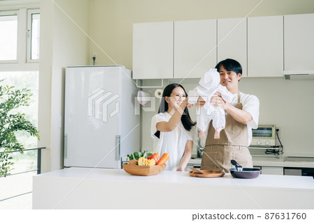 Men and moms helping with housework Men and moms helping with housework 87631760