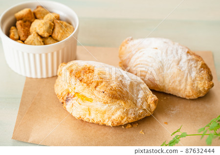 Sfogliatella and truffle-flavored cookies Sfogliatella and truffle-flavored cookies 87632444
