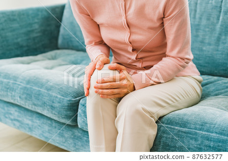 Knee pain in women in their 50s 87632577