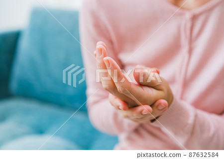 50多歲女性的手部問題 87632584