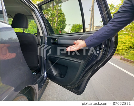 Person who guides 87632851