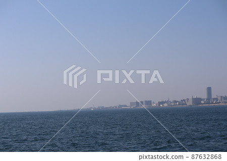 藍天和藍色海面沿海岸的城市景觀 87632868