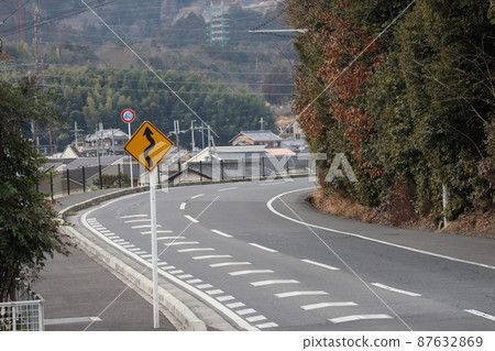 山巒、住宅區、蜿蜒的道路和帶標誌的景觀 87632869