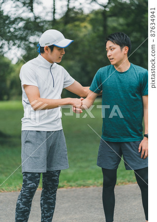 Runner shaking hands 87634941