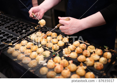 Hands to bake takoyaki Hands to bake takoyaki 87635017