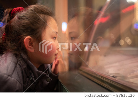 看櫥窗的女孩 87635126