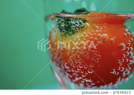 漂浮在碳酸水中的迷你西紅柿 87636923
