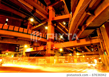 都市高速公路箱崎交匯處的夜景 87636942