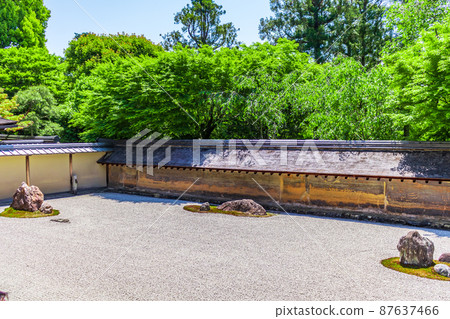 【京都的歷史風景】龍安寺的枯園 【京都的歷史風景】龍安寺的枯園 87637466