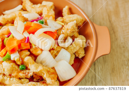 盤子上的韓國食品糖醋豬肉菜 盤子上的韓國食品糖醋豬肉菜 87637819